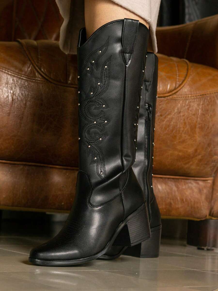Botas estilo vaquero con remaches y bordado