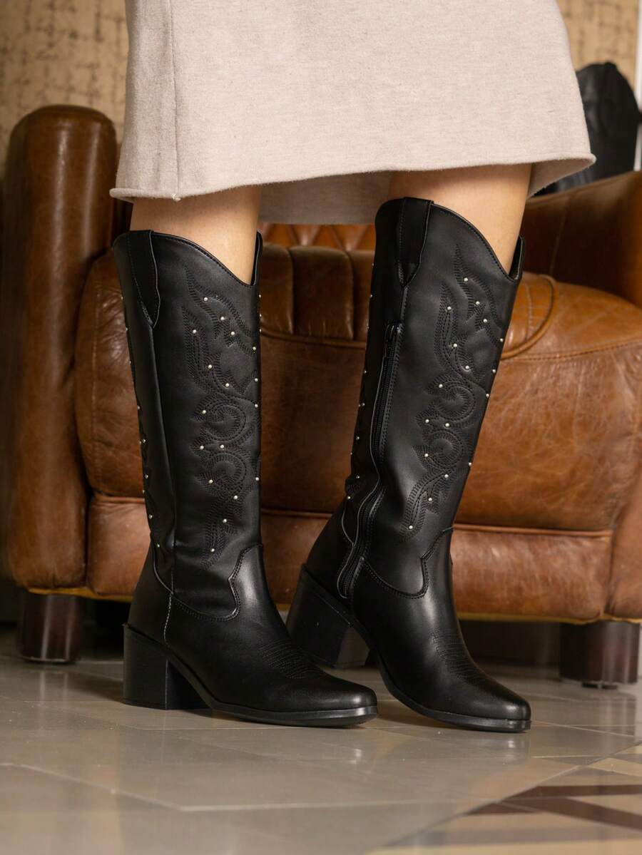 Botas estilo vaquero con remaches y bordado