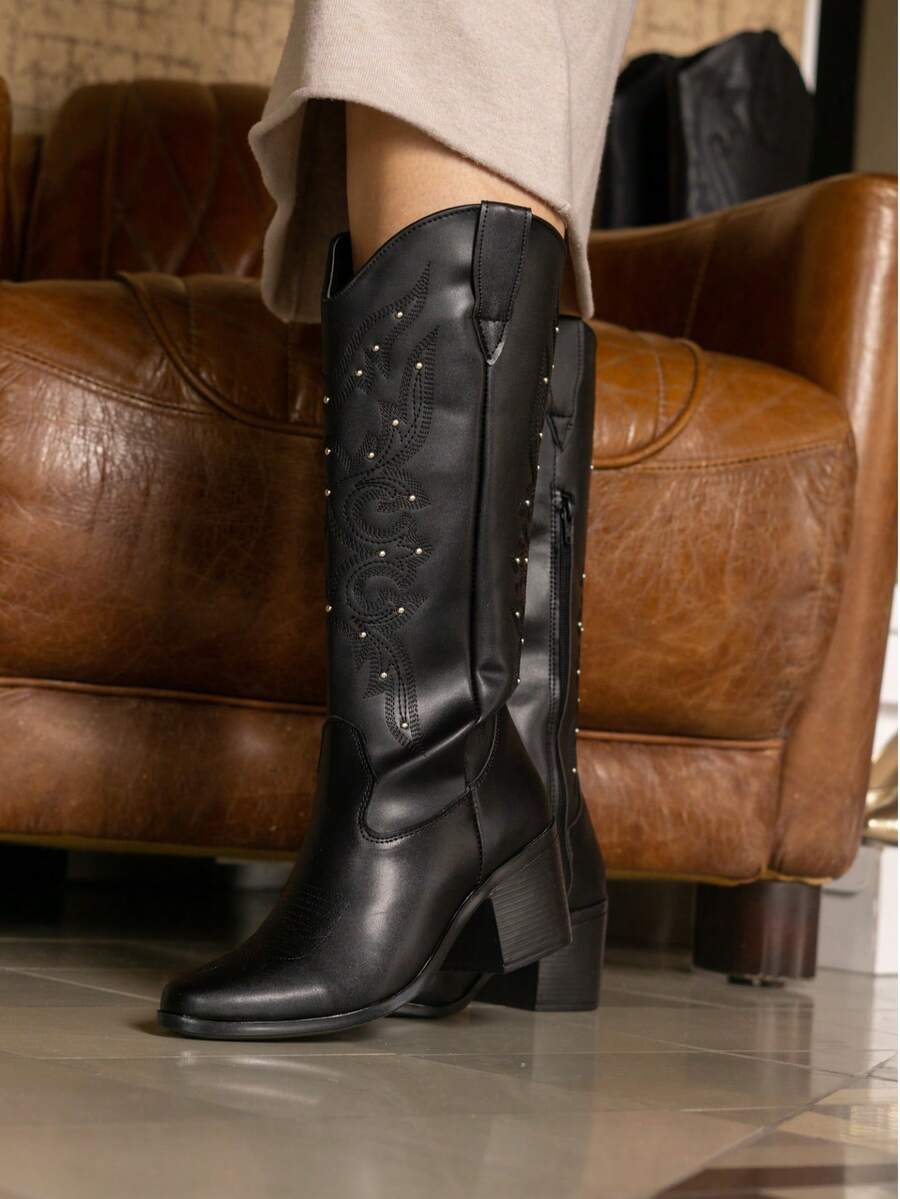 Botas estilo vaquero con remaches y bordado