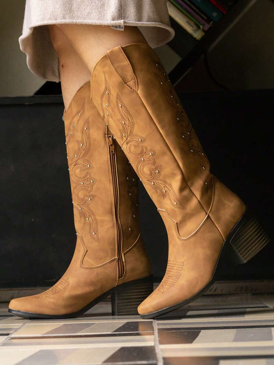 Botas estilo vaquero con remaches y bordado