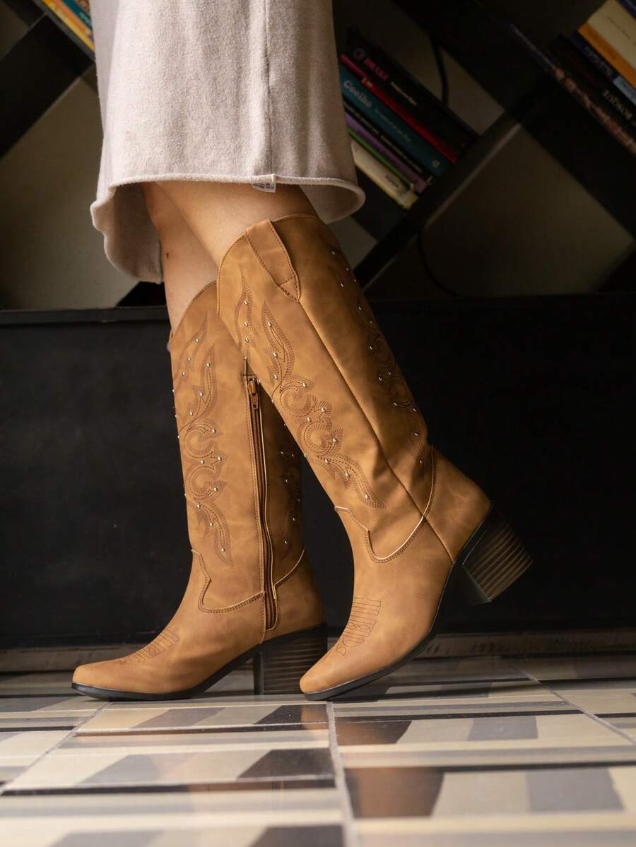 Botas estilo vaquero con remaches y bordado