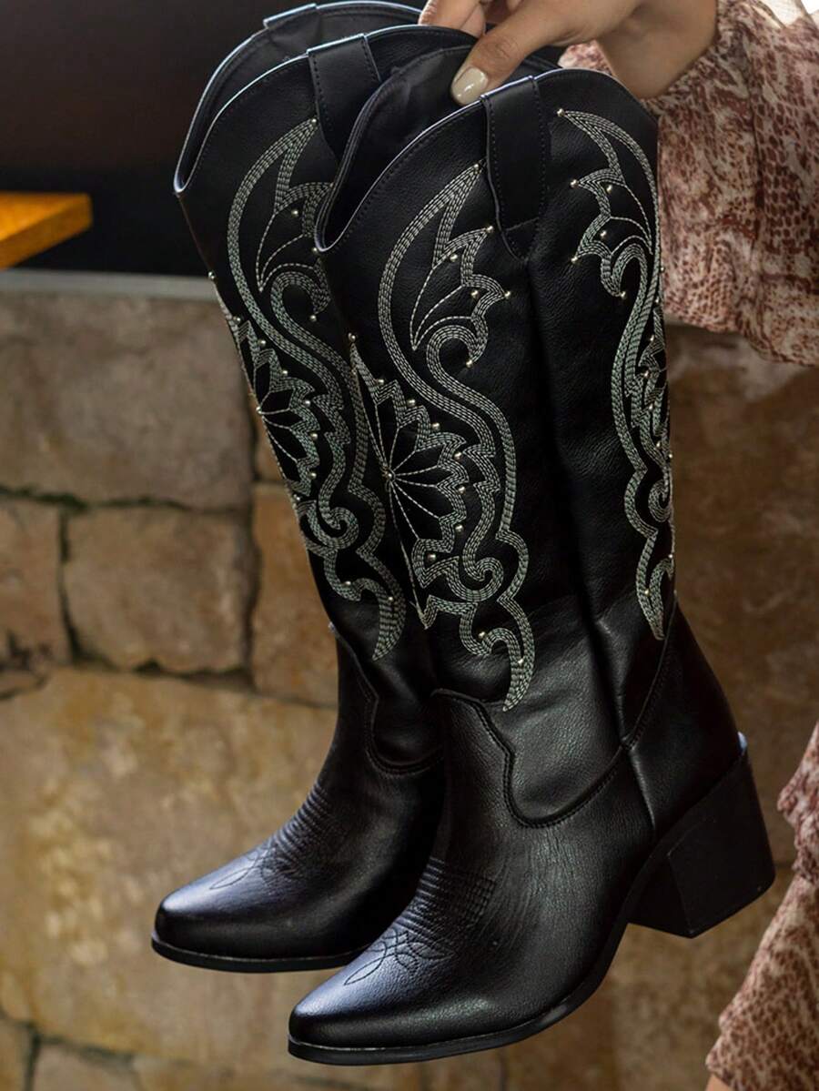 Botas estilo western con bordado y remaches diseño clásico