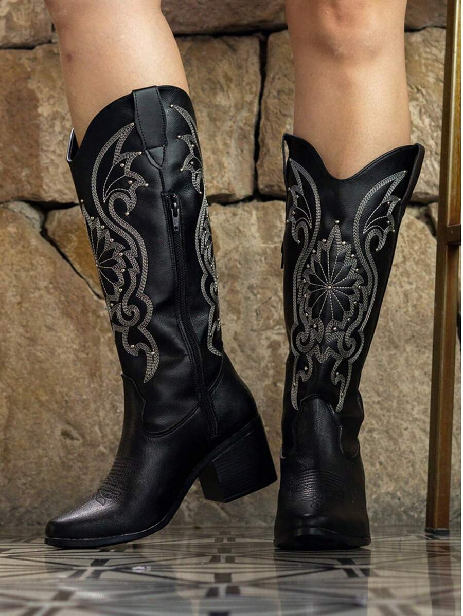 Botas estilo western con bordado y remaches diseño clásico