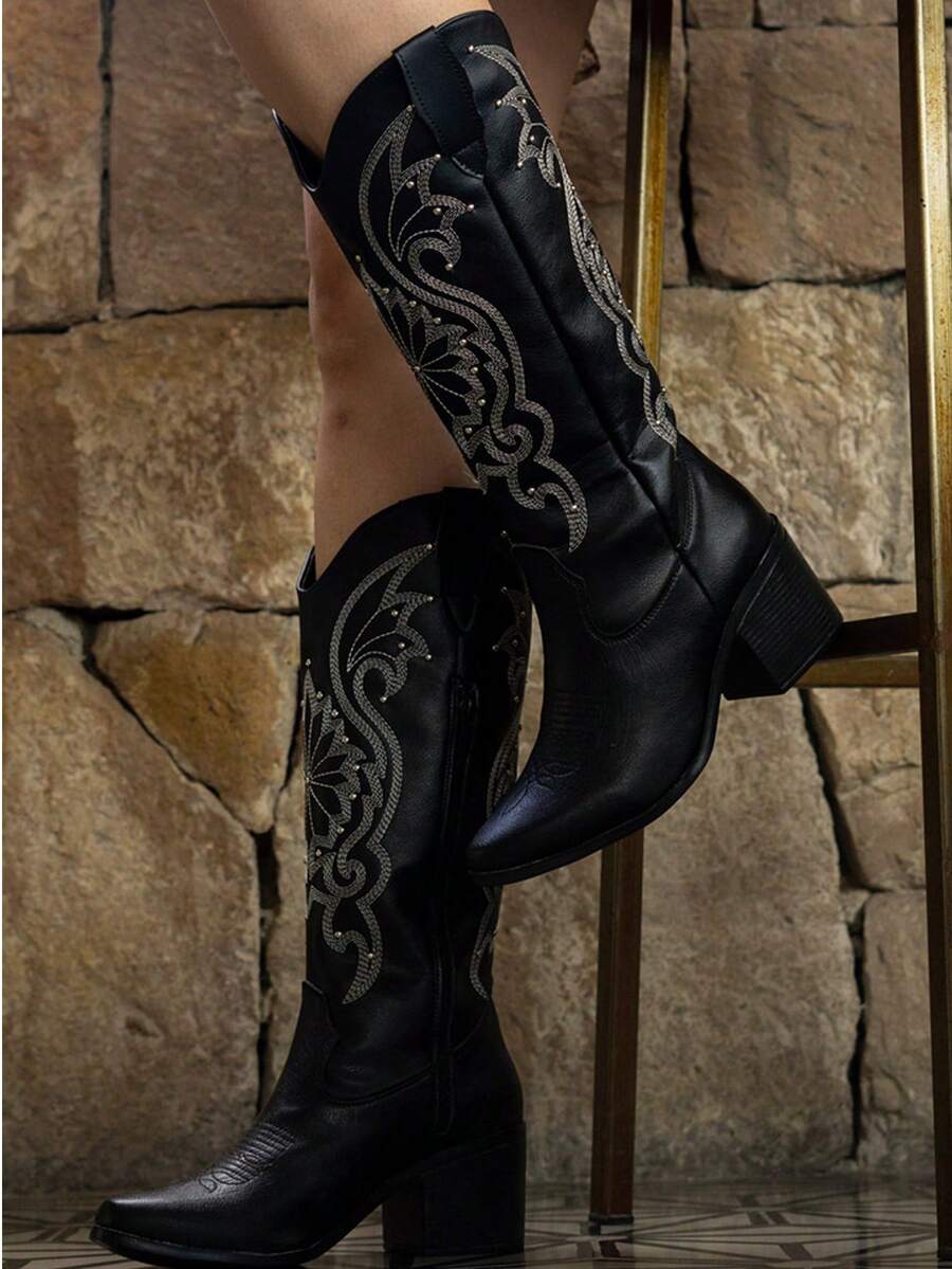 Botas estilo western con bordado y remaches diseño clásico