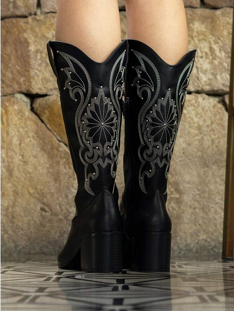 Botas estilo western con bordado y remaches diseño clásico