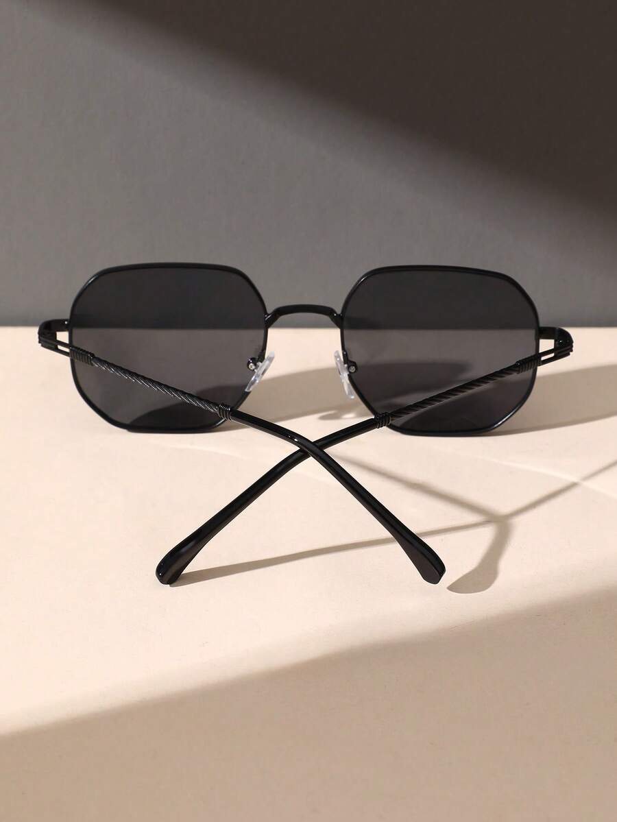 Gafas de moda metálicas y geométricas