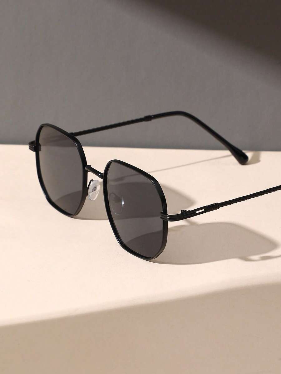 Gafas de moda metálicas y geométricas