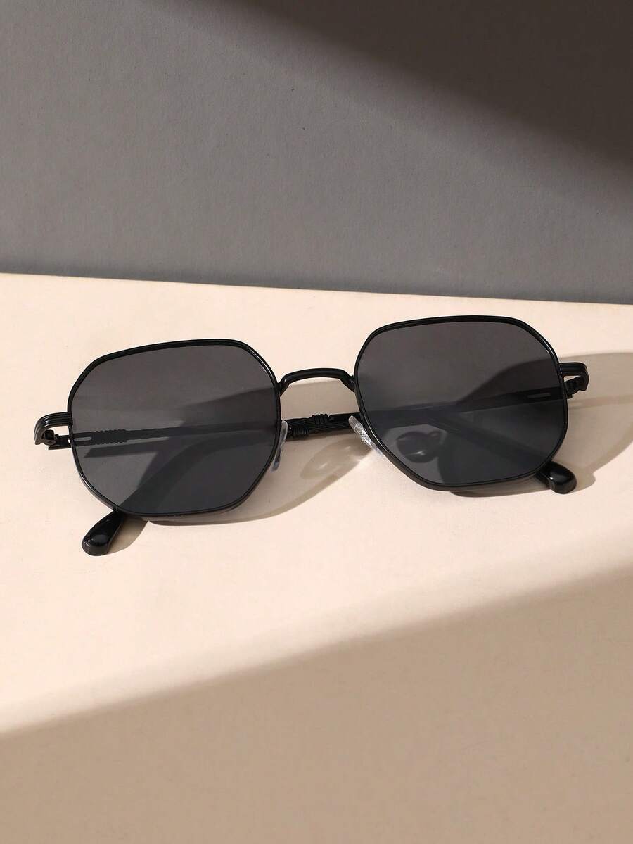 Gafas de moda metálicas y geométricas