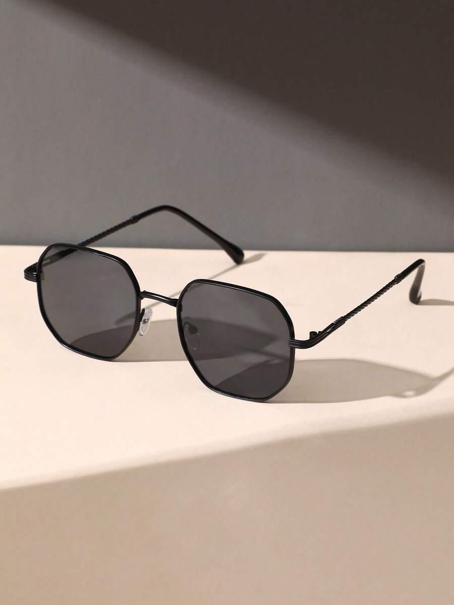 Gafas de moda metálicas y geométricas