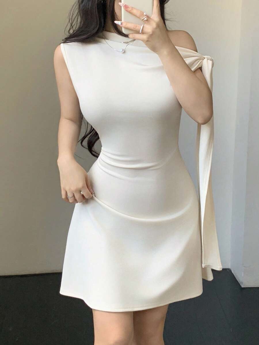 Vestido corto con nudo en la cintura