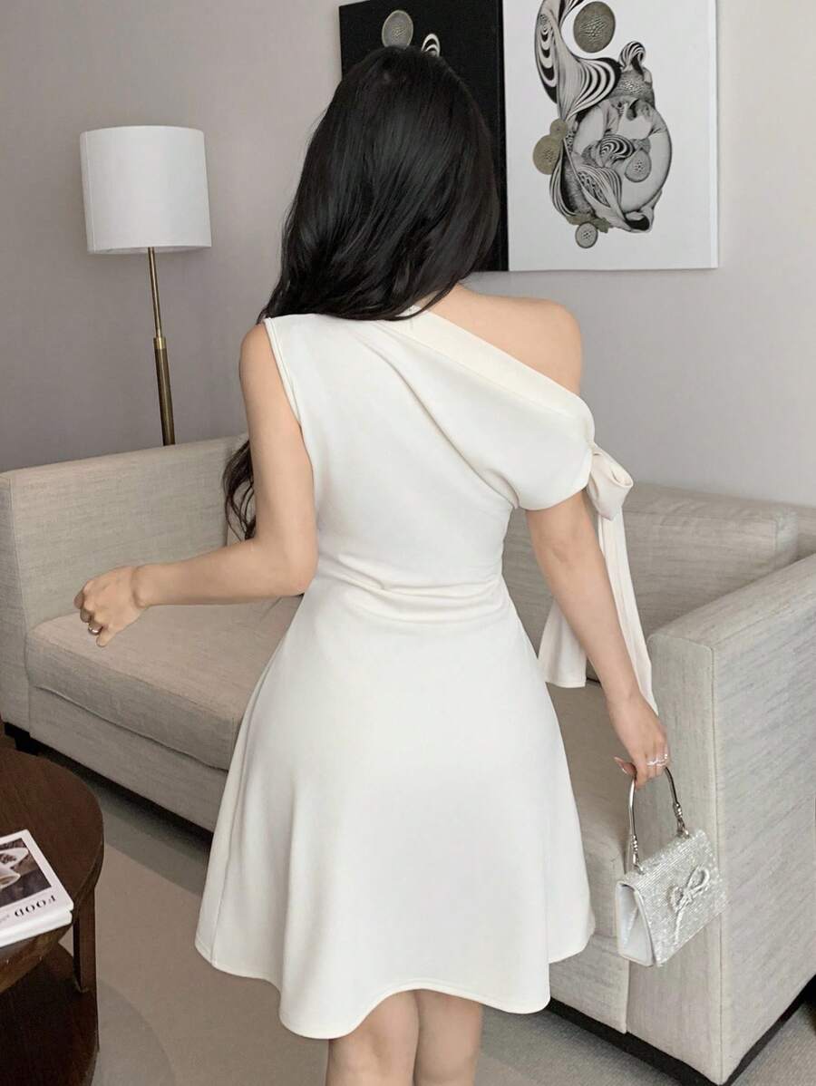 Vestido corto con nudo en la cintura