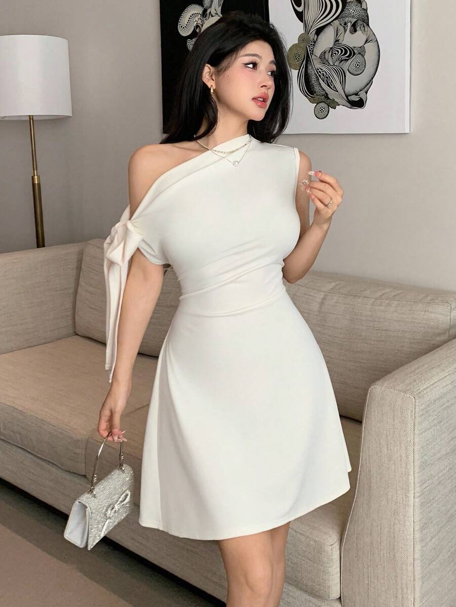 Vestido corto con nudo en la cintura