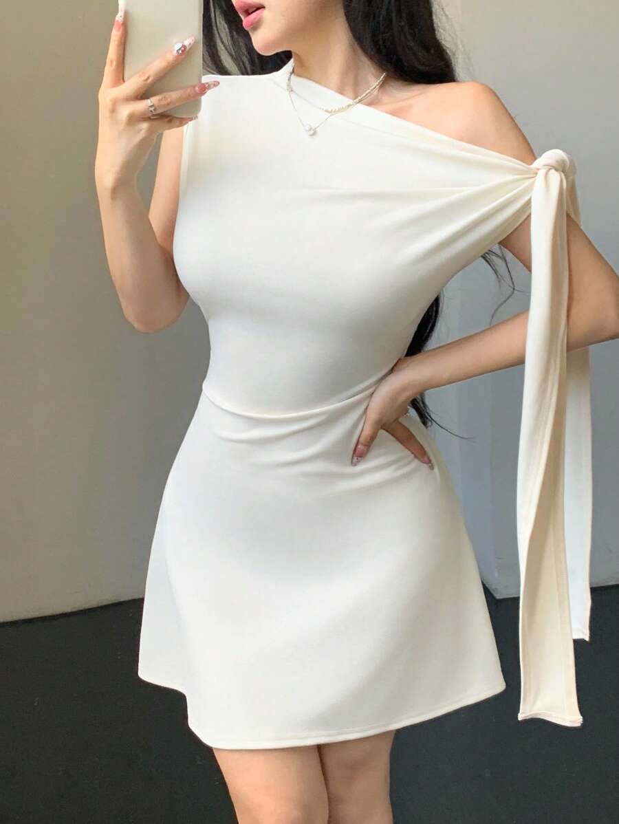 Vestido corto con nudo en la cintura
