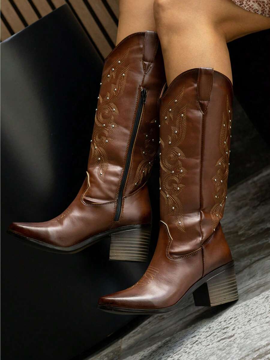 Botas estilo vaquero con remaches y bordado