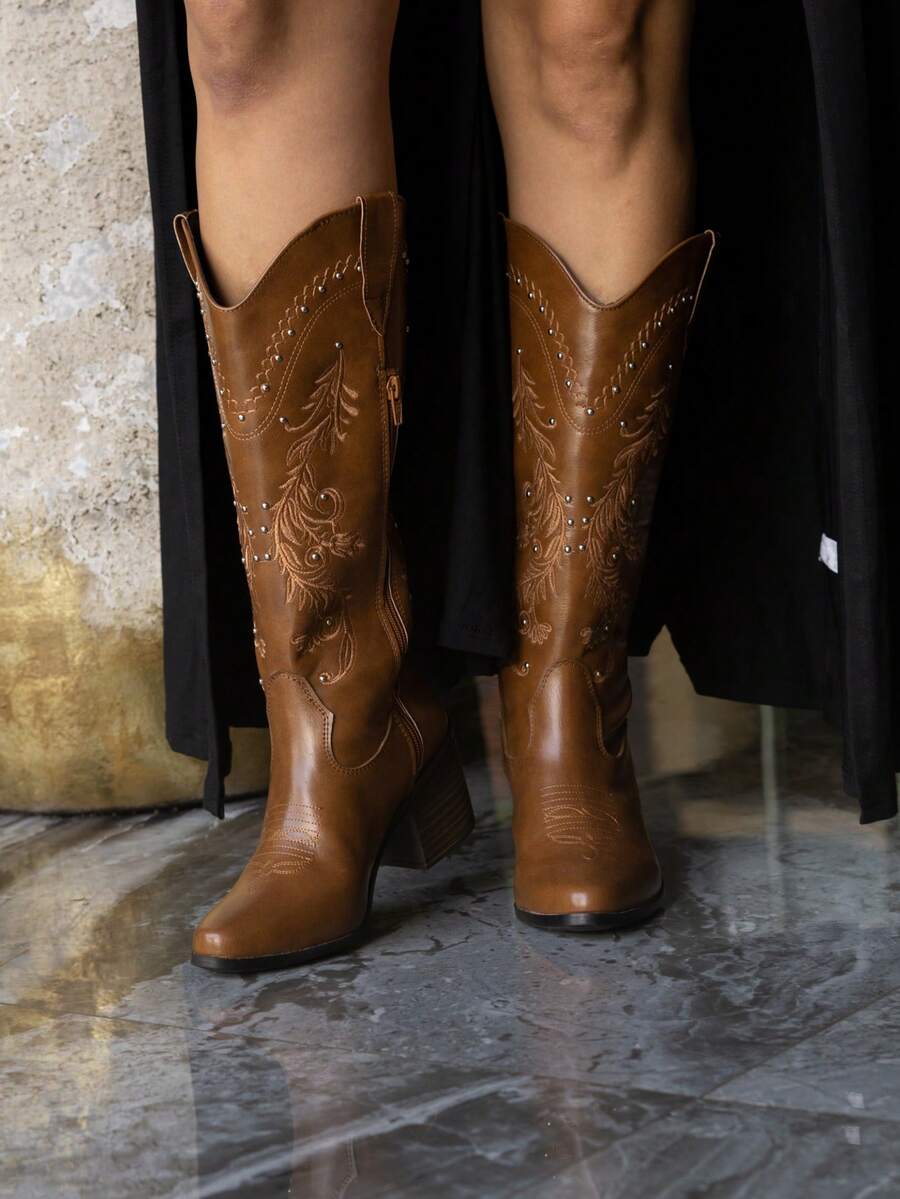 Botas cowboy de moda con bordados florales y remaches