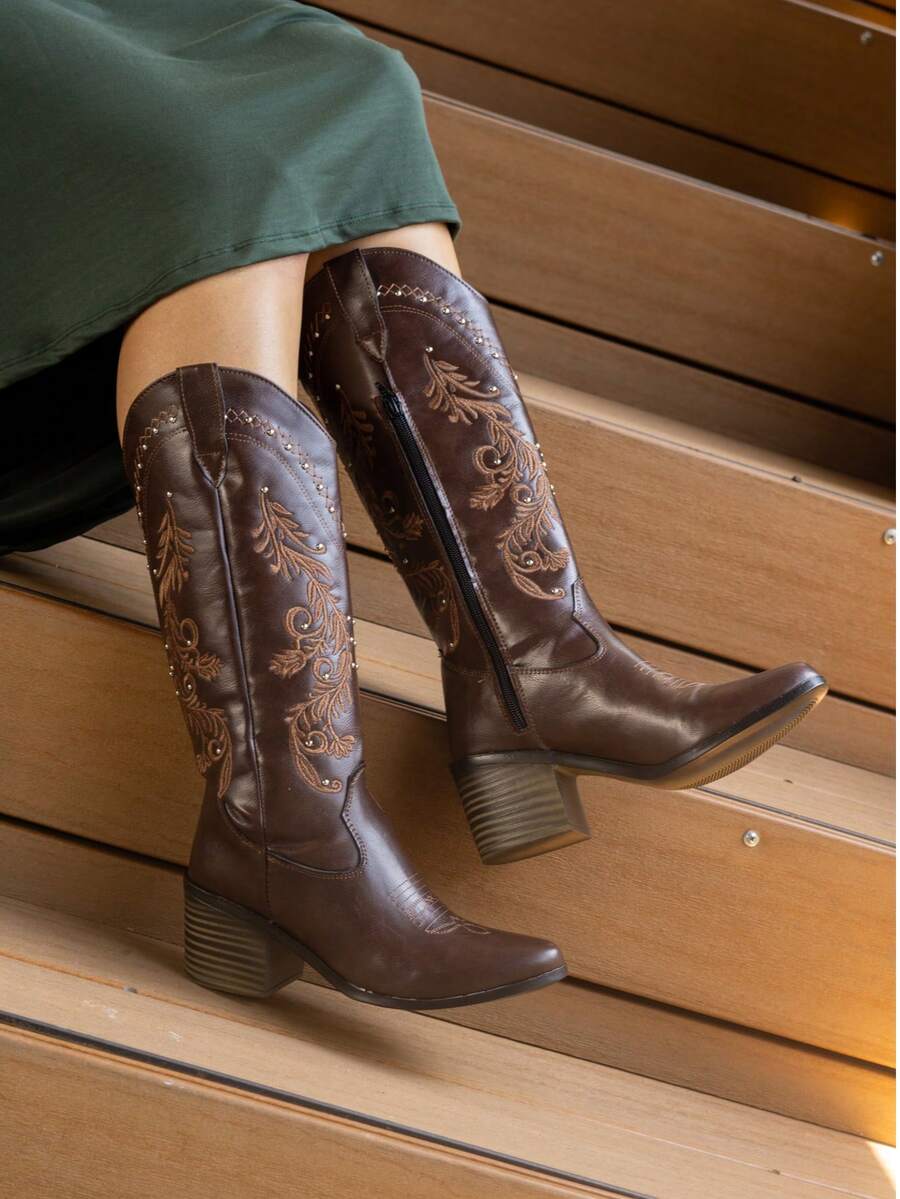 Botas cowboy de moda con bordados florales y remaches