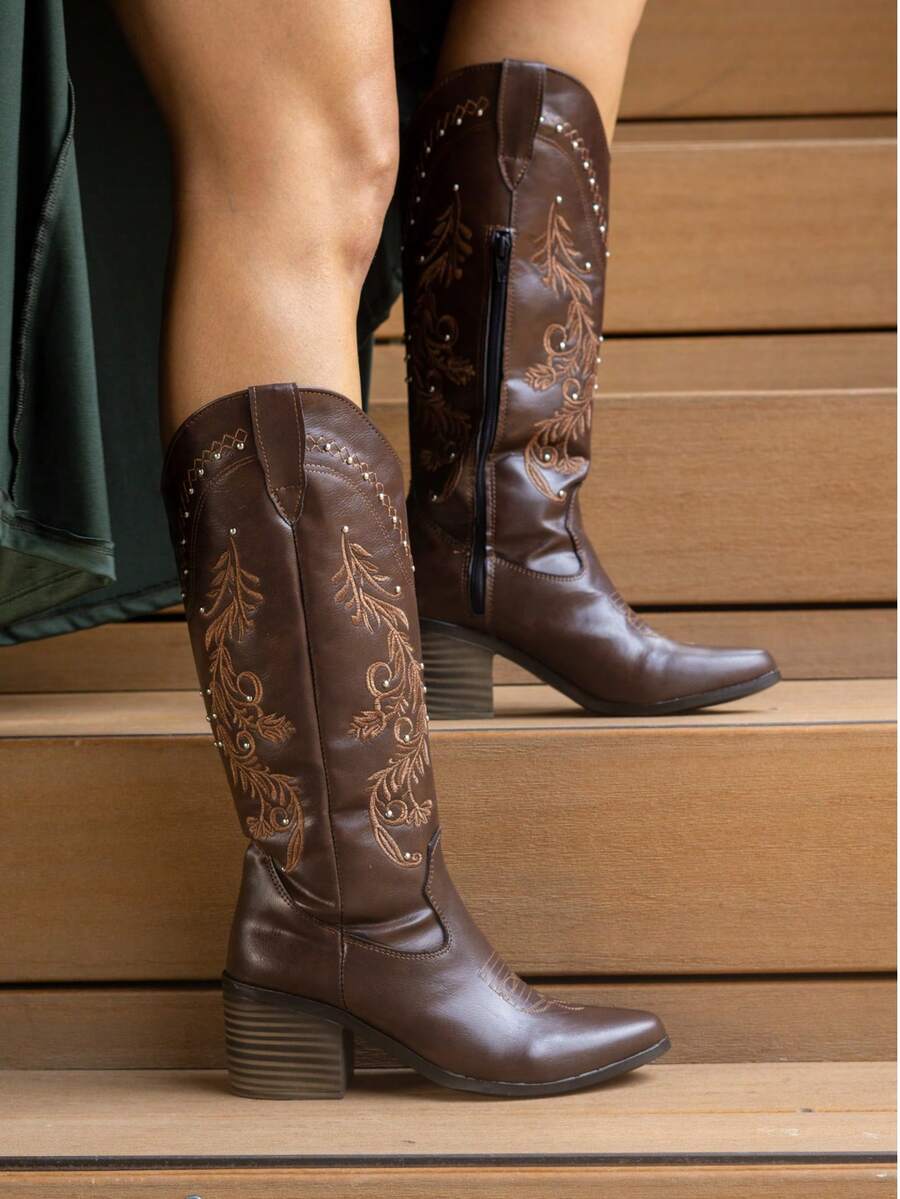 Botas cowboy de moda con bordados florales y remaches