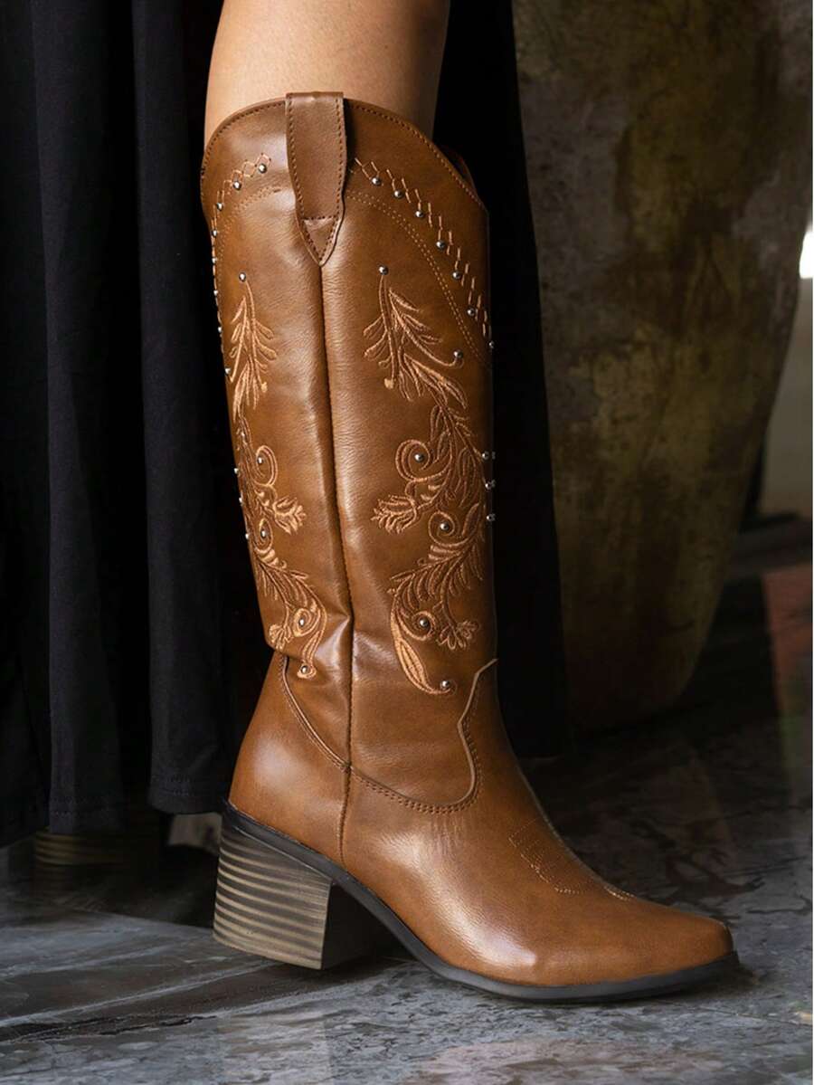 Botas cowboy de moda con bordados florales y remaches