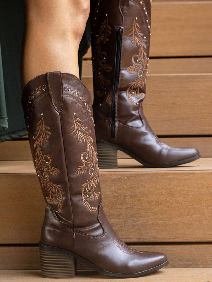 Botas cowboy de moda con bordados florales y remaches
