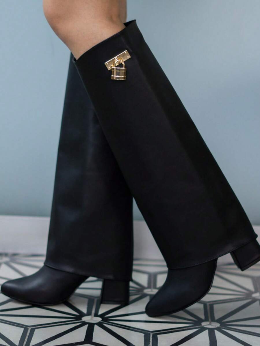 Bota de moda, bota de dama con herraje candado