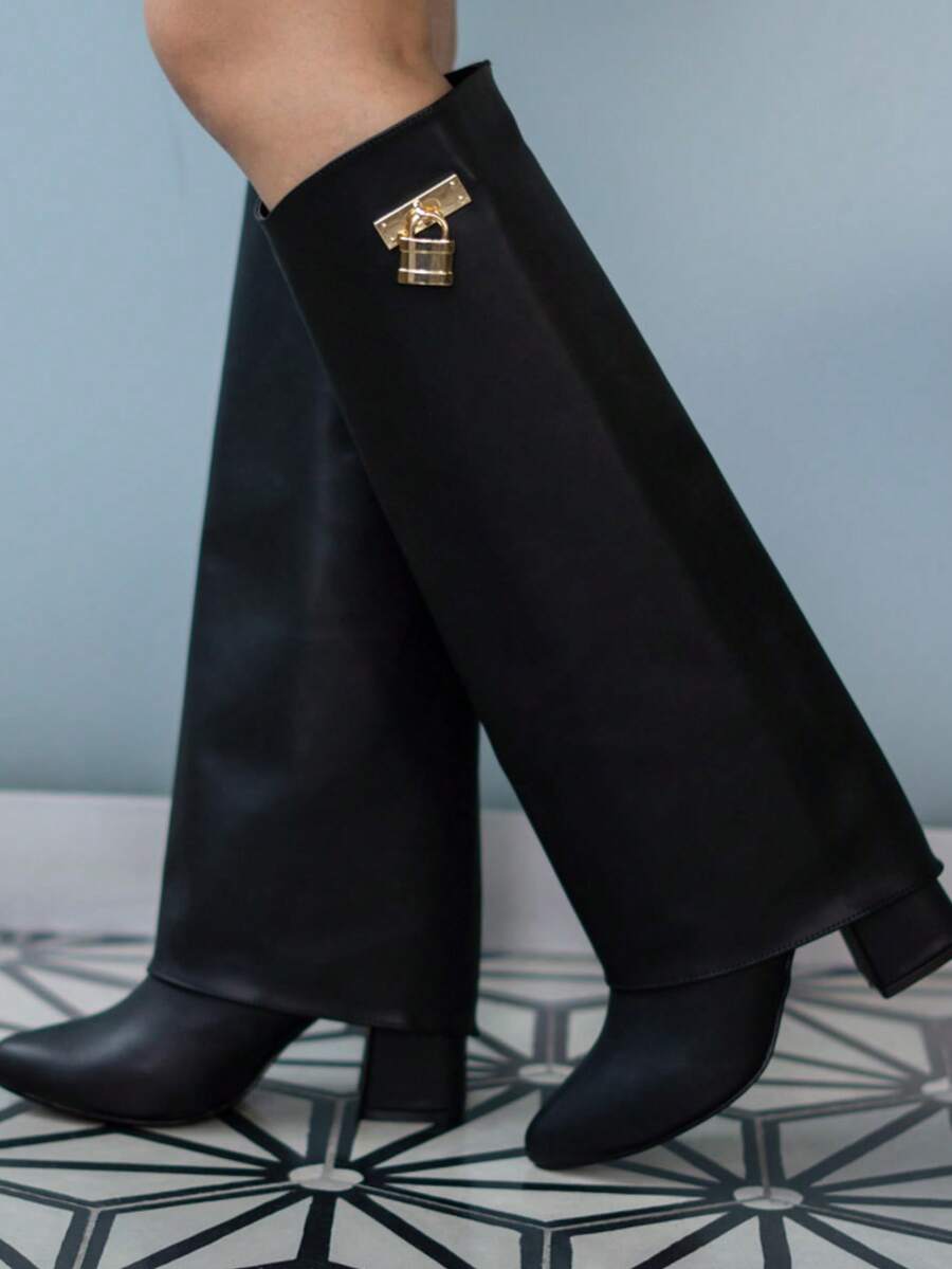 Bota de moda, bota de dama con herraje candado