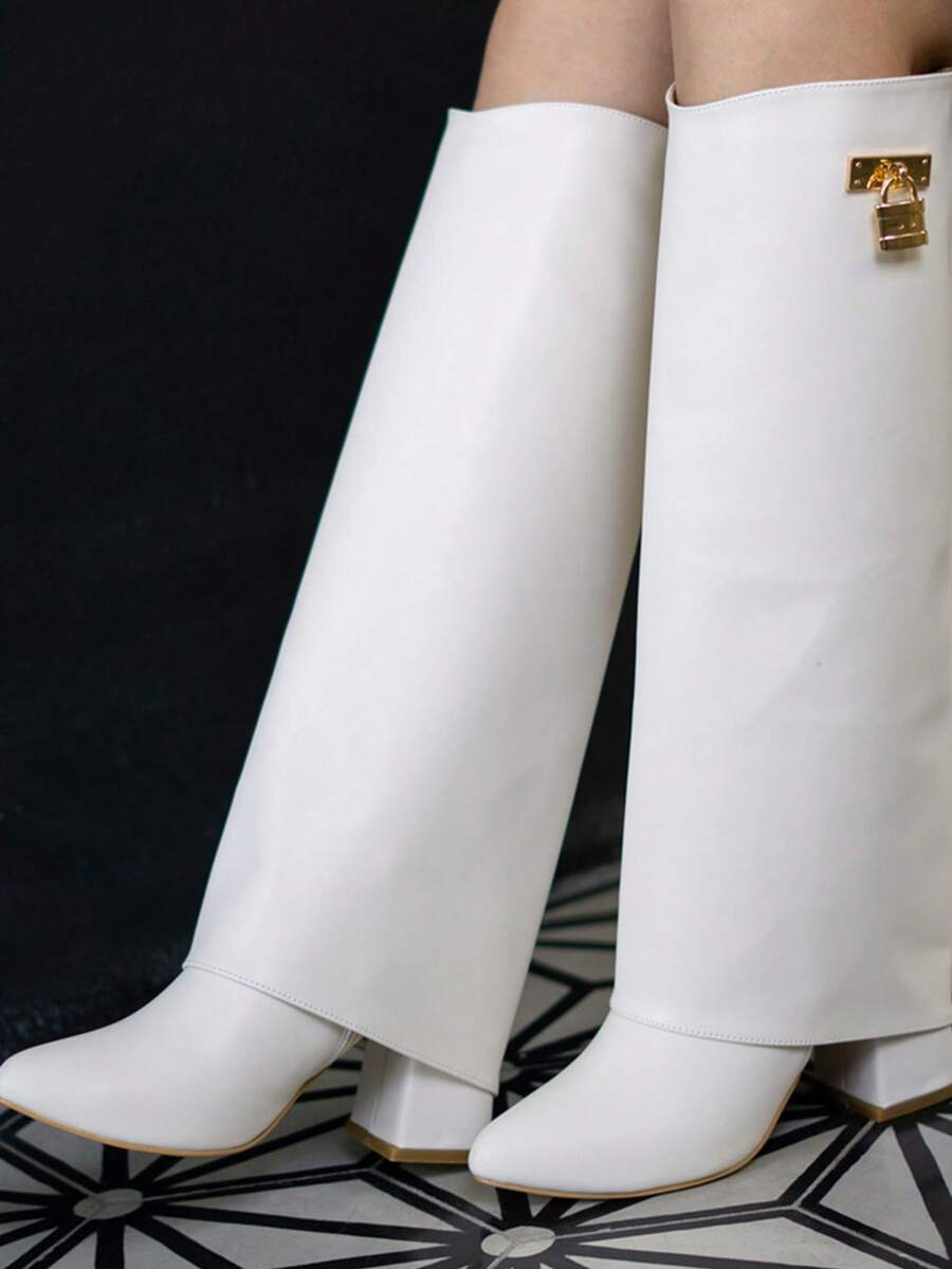 Bota de moda, bota de dama con herraje candado