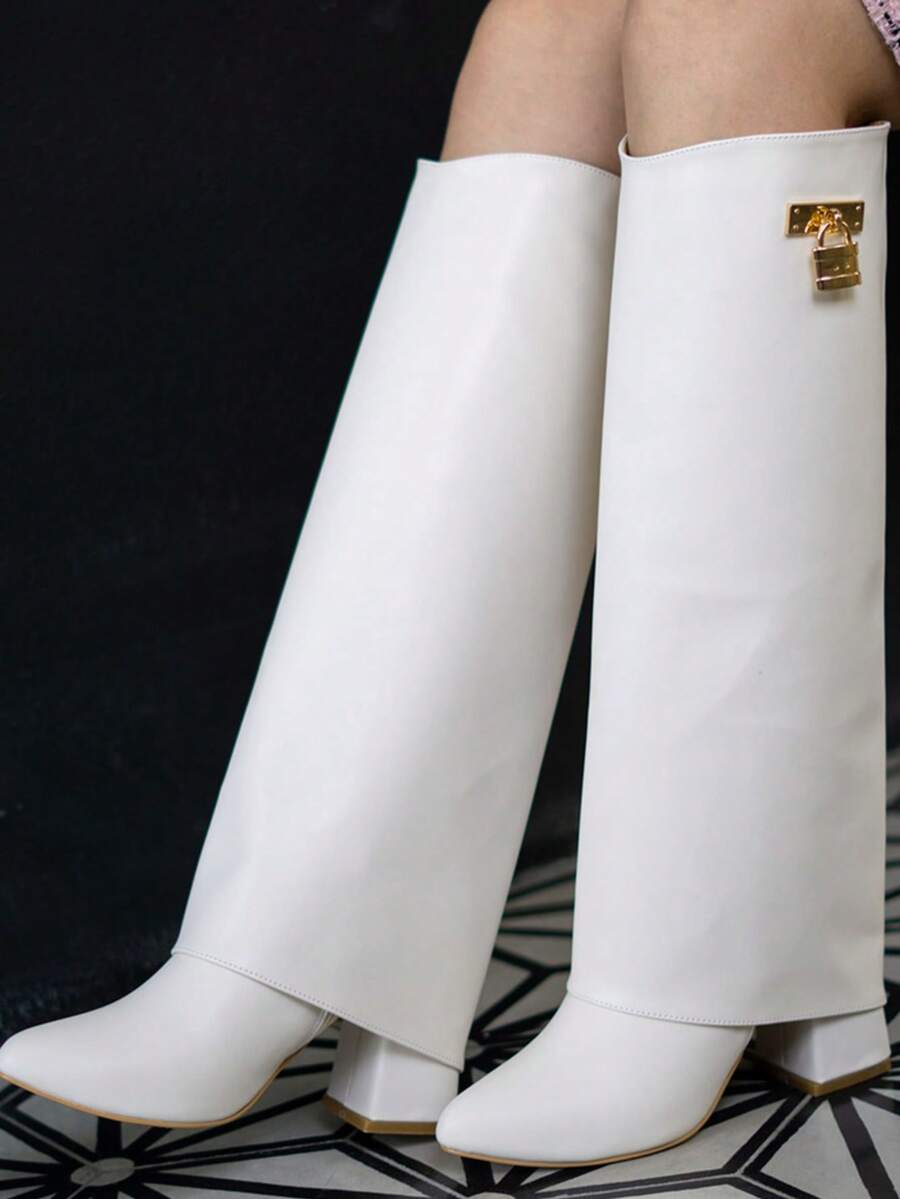 Bota de moda, bota de dama con herraje candado