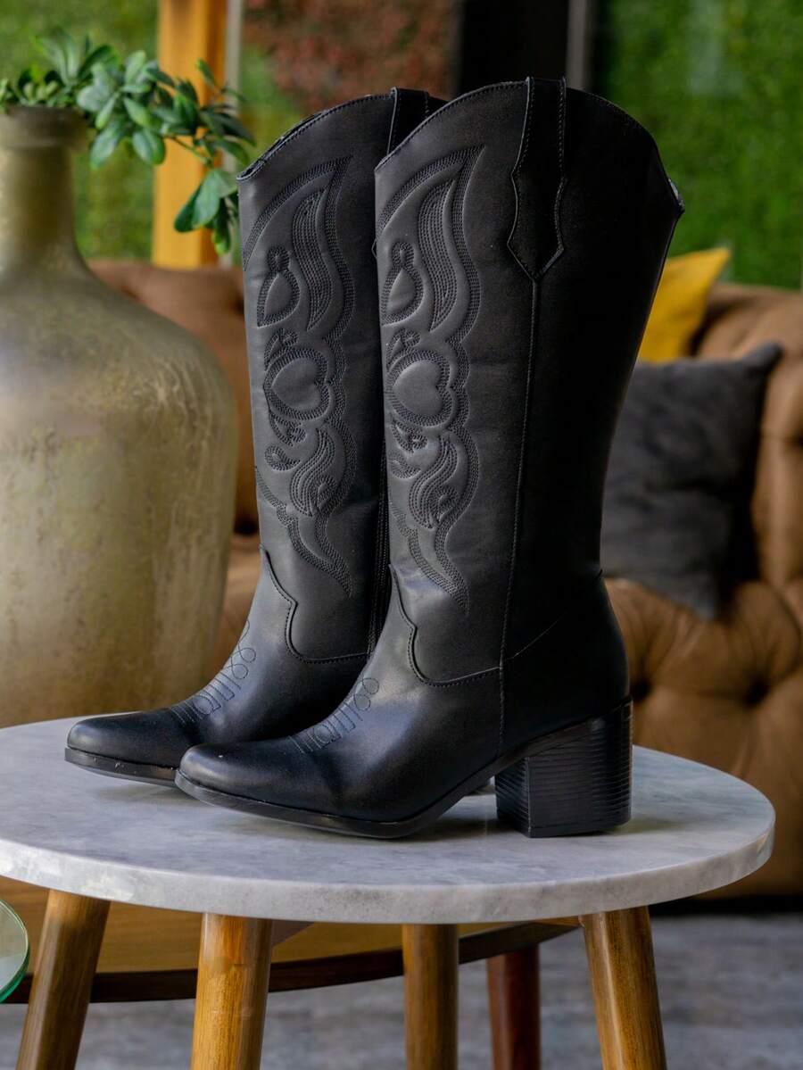 Botas wester bordadas de media caña con plataforma y tacón grueso