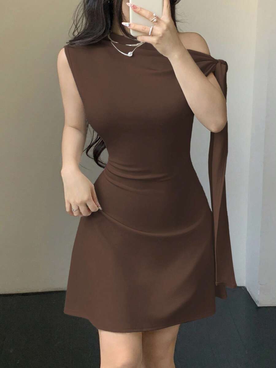 Vestido corto con nudo en la cintura