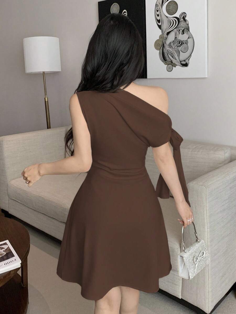 Vestido corto con nudo en la cintura