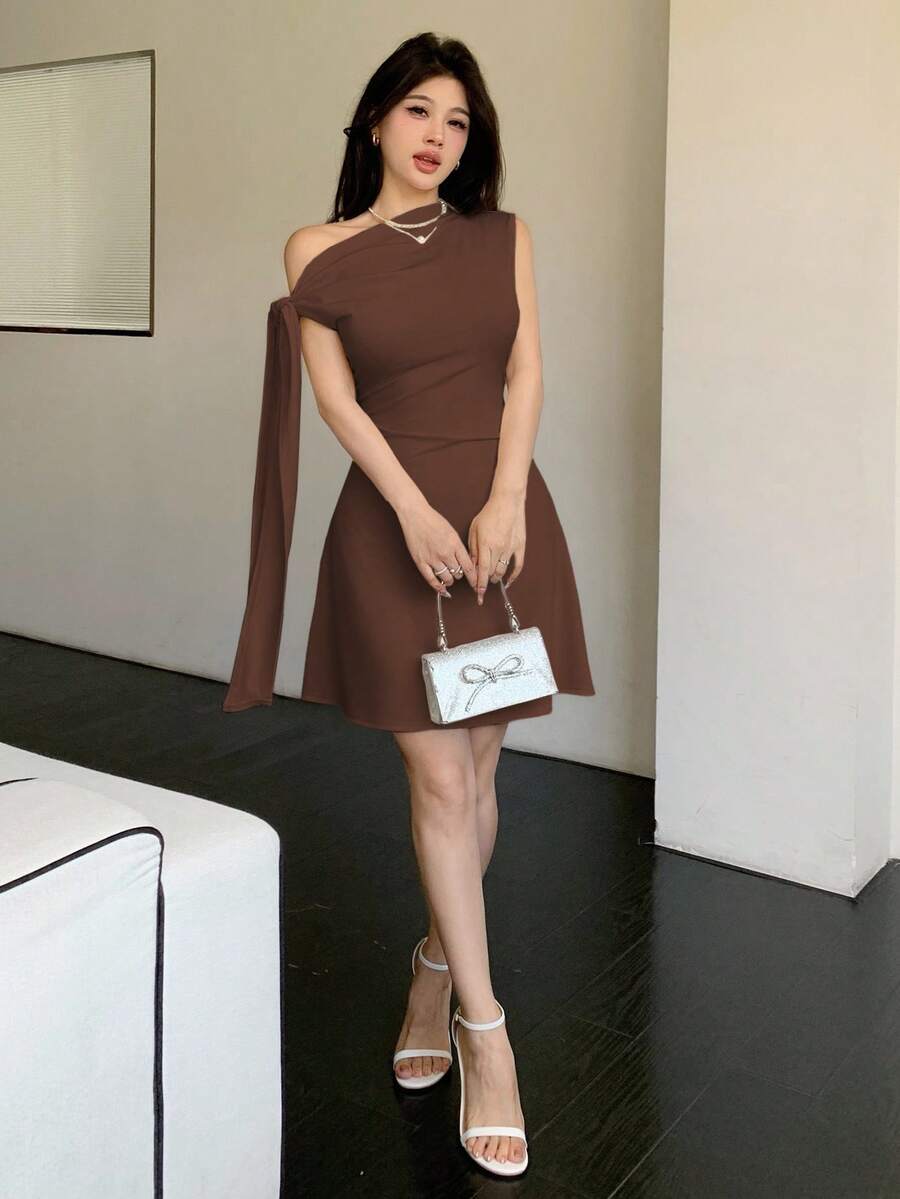 Vestido corto con nudo en la cintura