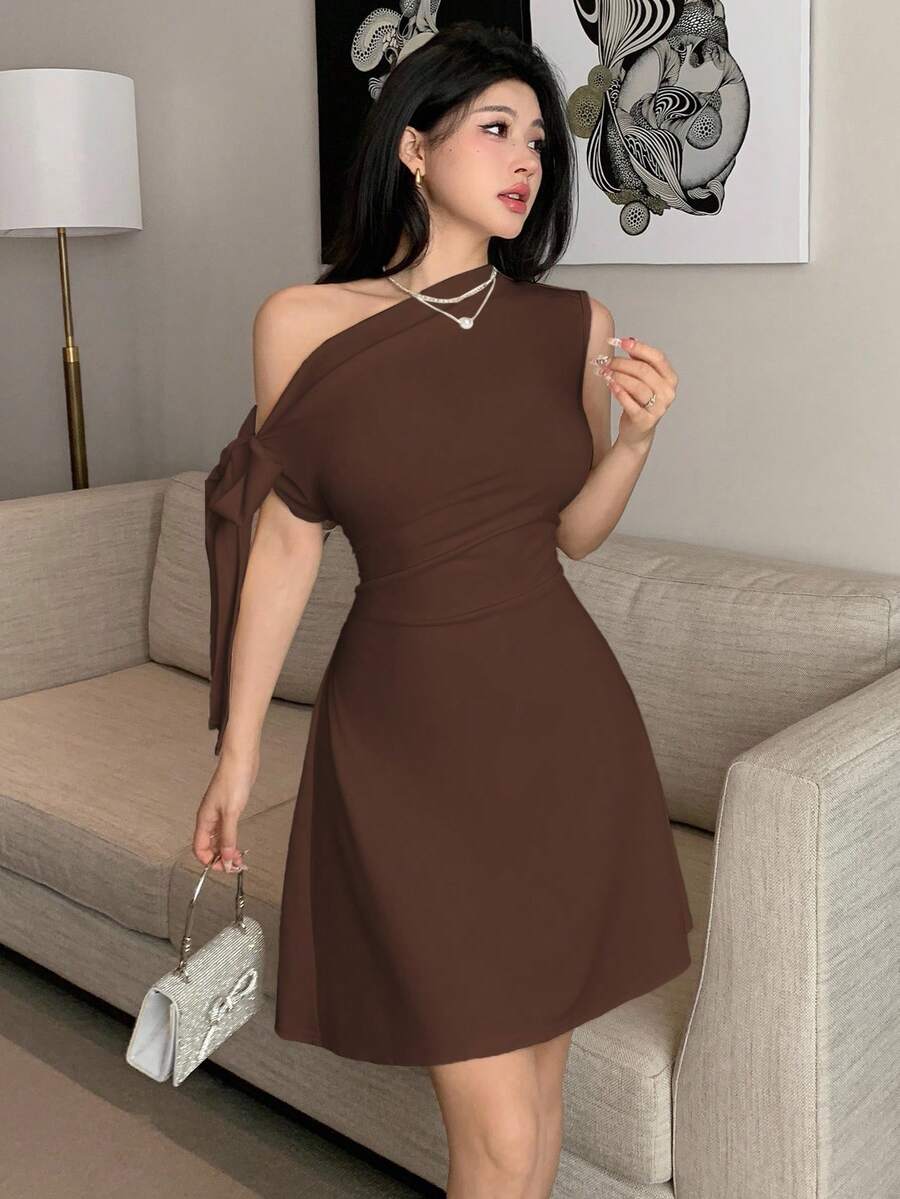 Vestido corto con nudo en la cintura