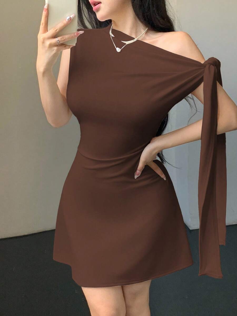 Vestido corto con nudo en la cintura