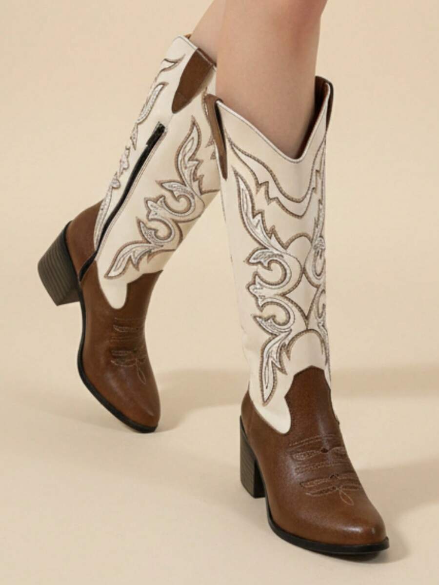 Botas vaqueras con bordado combinado elegantes