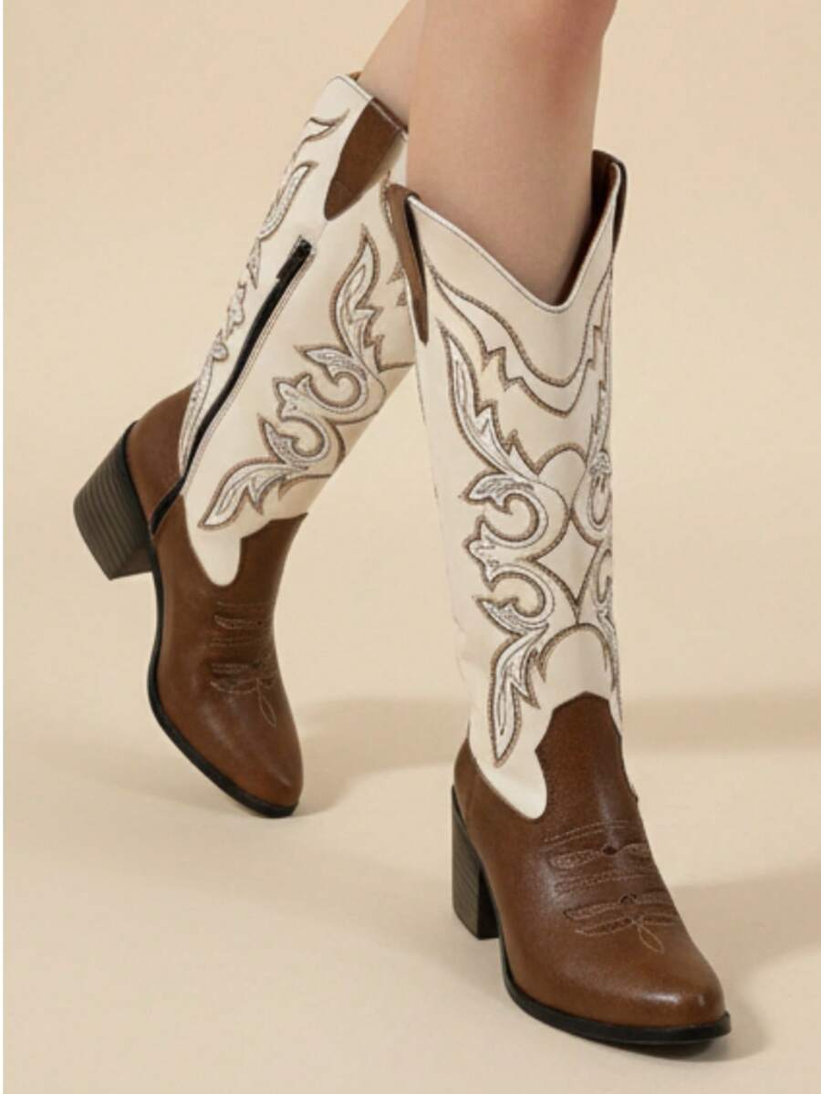 Botas vaqueras con bordado combinado elegantes