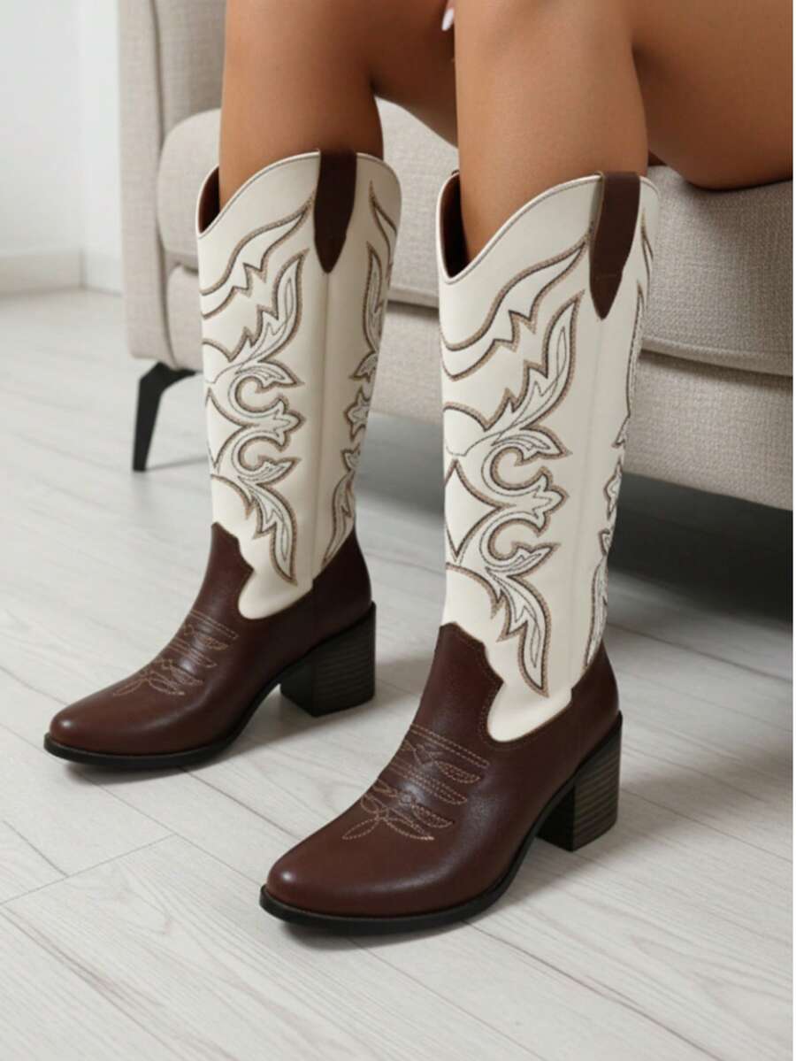 Botas vaqueras con bordado combinado elegantes