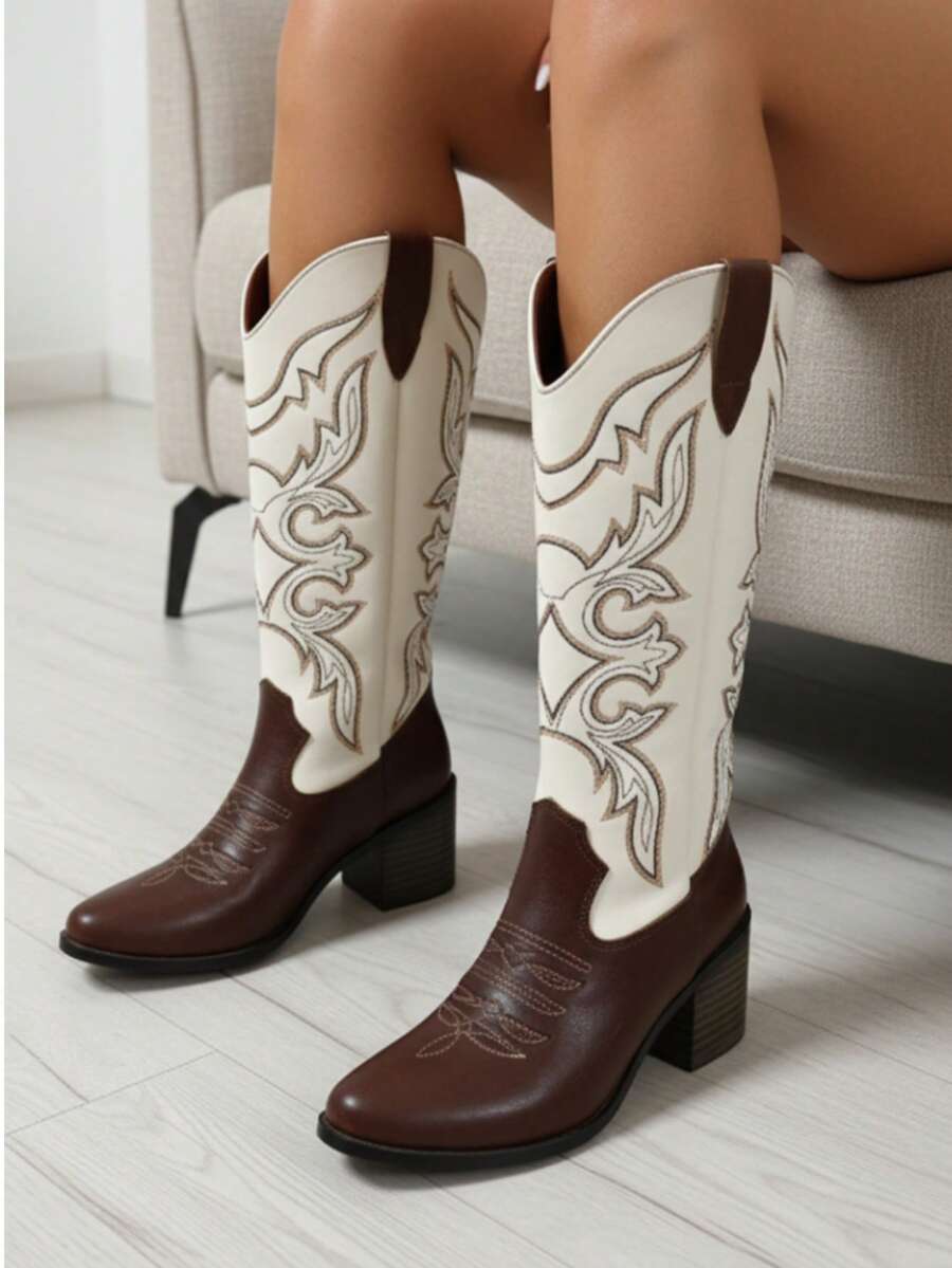 Botas vaqueras con bordado combinado elegantes