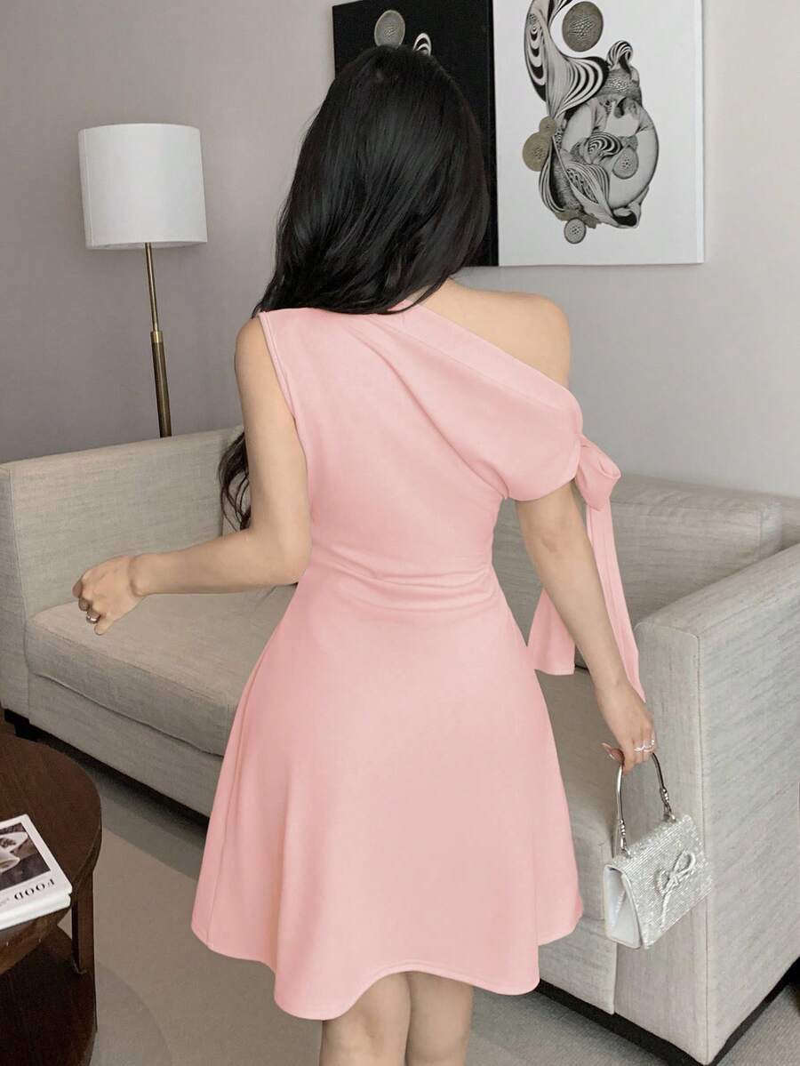 Vestido corto con nudo en la cintura