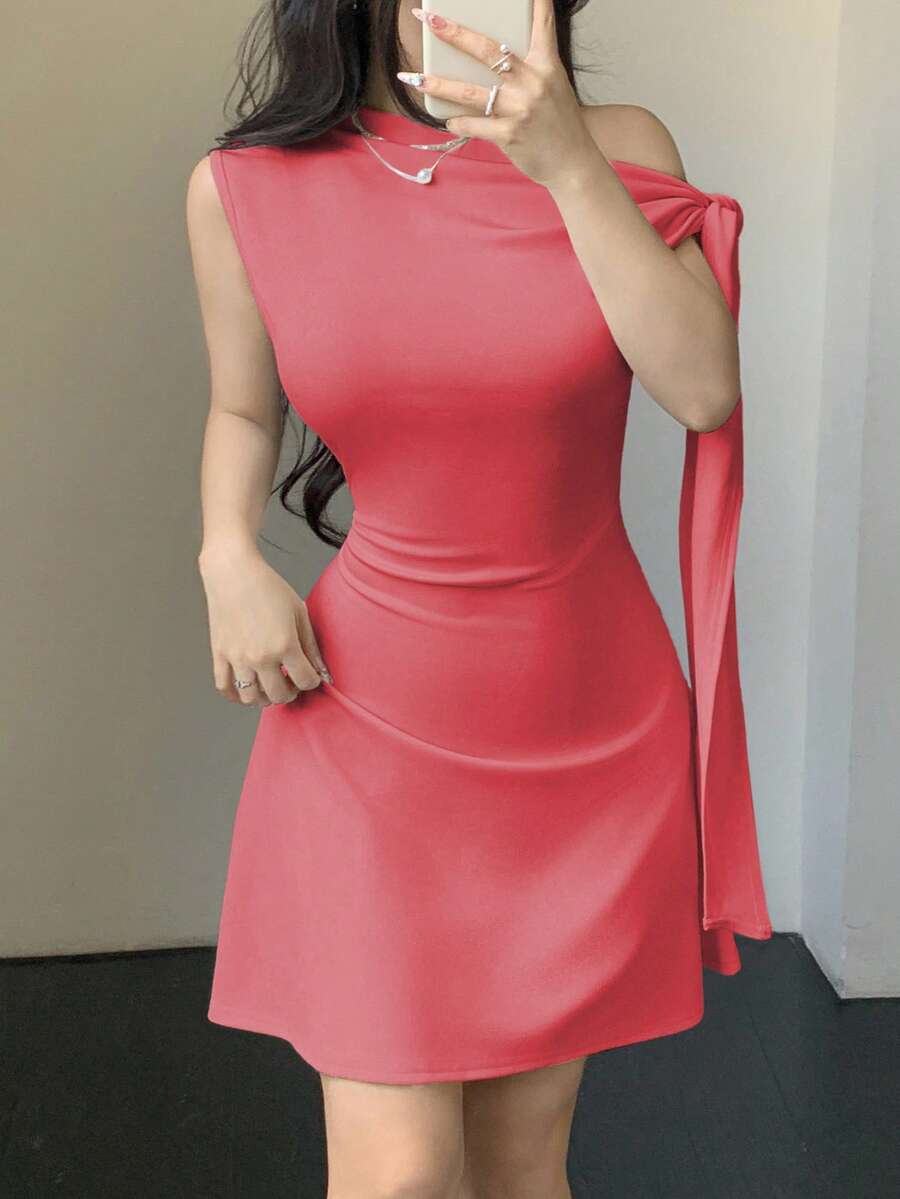 Vestido corto con nudo en la cintura