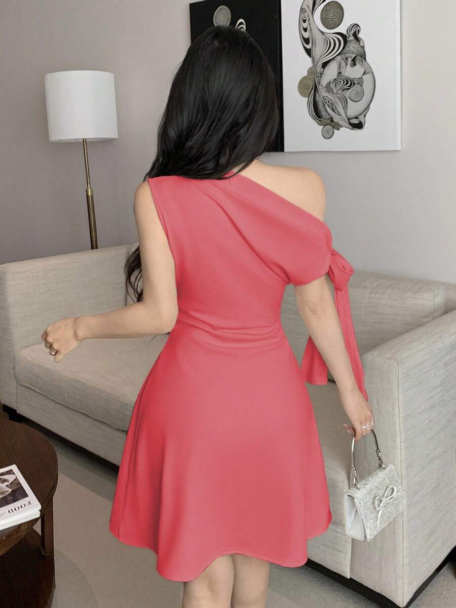 Vestido corto con nudo en la cintura