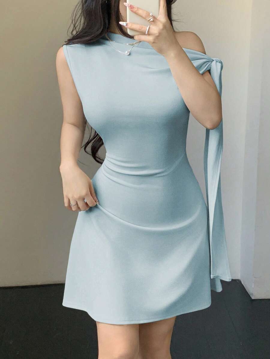 Vestido corto con nudo en la cintura