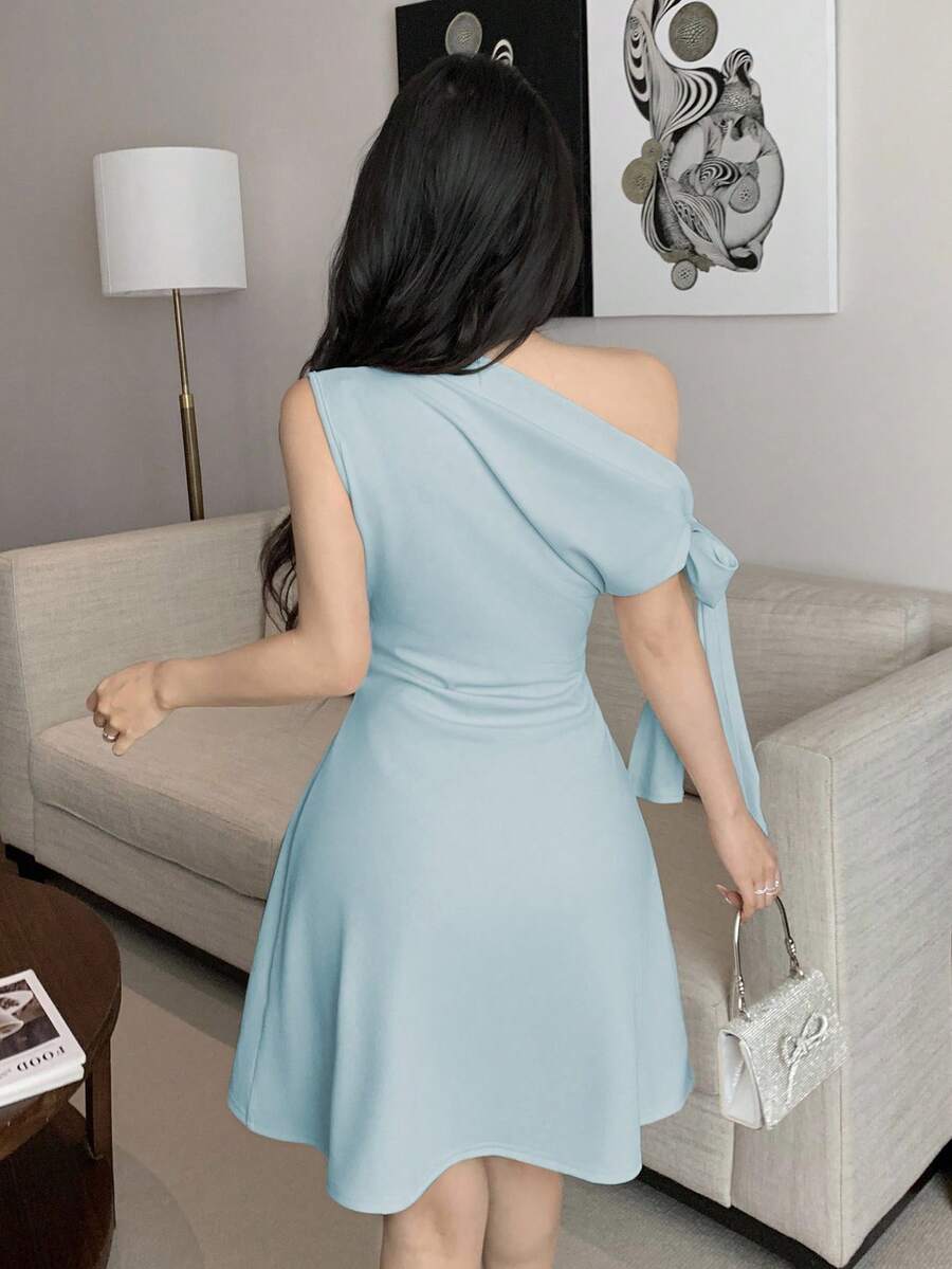 Vestido corto con nudo en la cintura