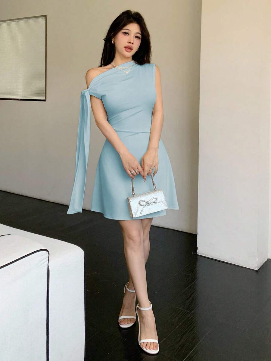 Vestido corto con nudo en la cintura