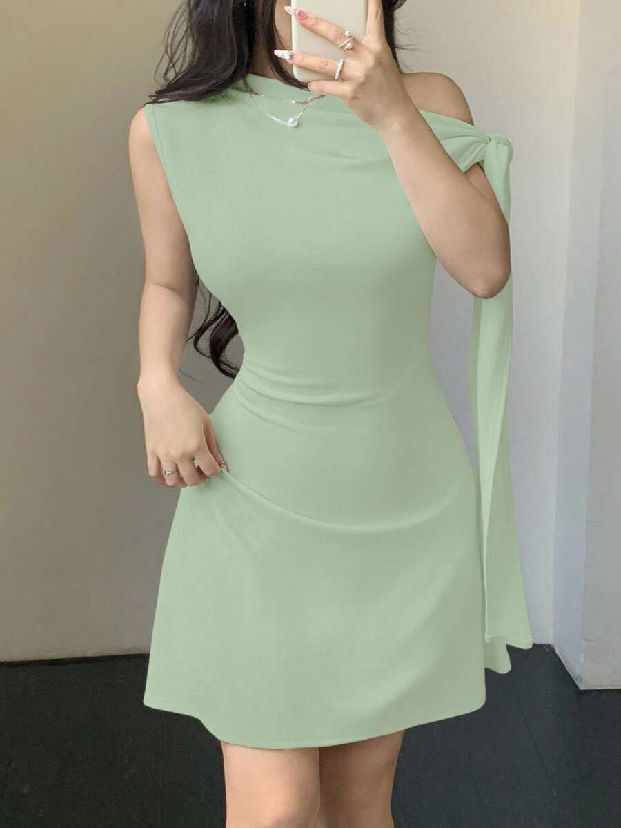 Vestido corto con nudo en la cintura