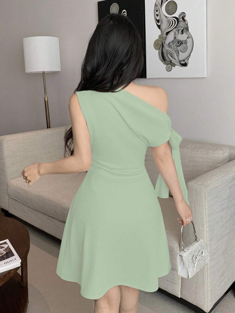 Vestido corto con nudo en la cintura