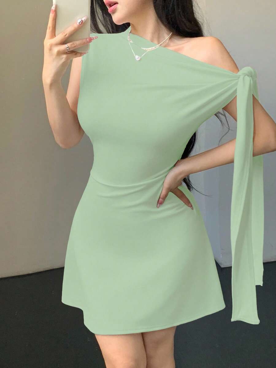 Vestido corto con nudo en la cintura