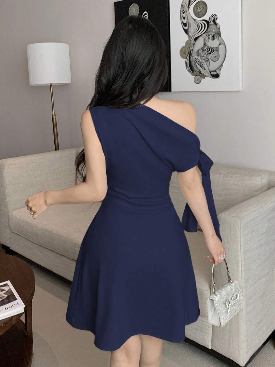 Vestido corto con nudo en la cintura