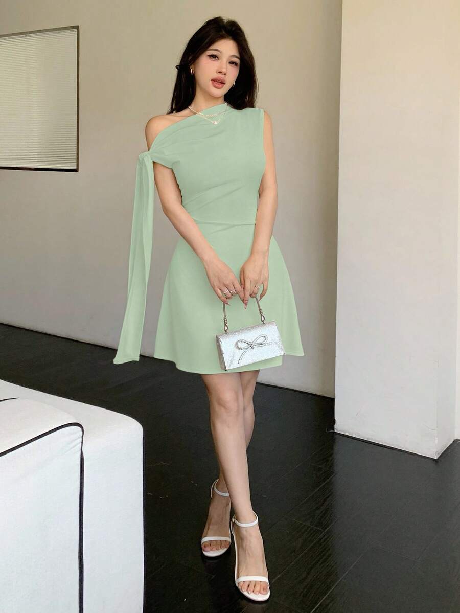 Vestido corto con nudo en la cintura