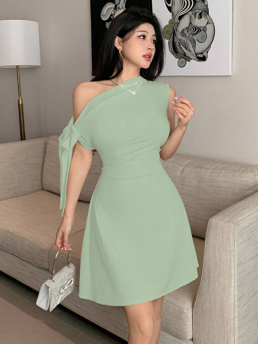 Vestido corto con nudo en la cintura