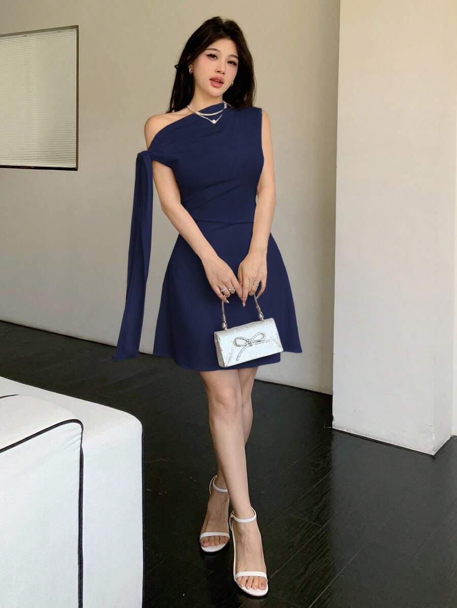 Vestido corto con nudo en la cintura